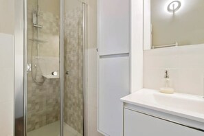 Regadera, secadora de cabello, bidet 