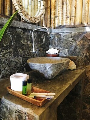 Phòng 2 giường đơn tiện nghi đơn giản, phòng tắm riêng | Phòng tắm | Buồng tắm vòi sen, khăn tắm, xà phòng, dầu gội 