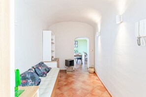 1 bedroom, iron/ironing board, WiFi, bed sheets - GuestHost - This comfortable 75sqm apartment can accommodate up to 4 people. Located on the third floor (without elevator) of a characteristic building inside the city center Restricted Traffic Area, few steps away from San Giuliano Curch.Ideally located (Catania)