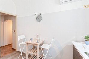 Dining - This comfortable 75sqm apartment can accommodate up to 4 people. Located on the third floor (without elevator) of a characteristic building inside the city center Restricted Traffic Area, few steps away from San Giuliano Curch.Ideally located, you can vi (Catania)
