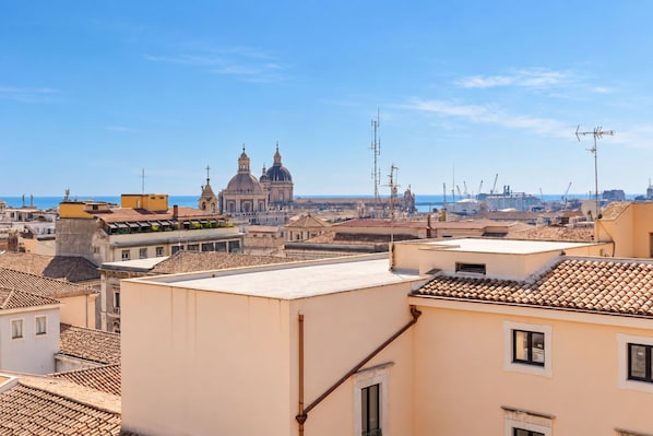 Un paisaje urbano con una cúpula de iglesia destacada y una vista despejada del mar.
