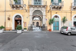 Exterior - GuestHost - This comfortable 75sqm apartment can accommodate up to 4 people. Located on the third floor (without elevator) of a characteristic building inside the city center Restricted Traffic Area, few steps away from San Giuliano Curch.Ideally located (Catania)