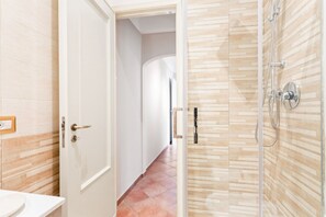 Een douche, een haardroger, een bidet, handdoeken