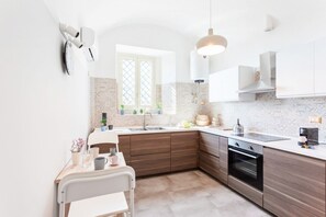 Jääkaappi, uuni, liesi, astianpesukone