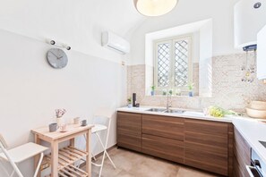 Fridge, oven, stovetop, dishwasher