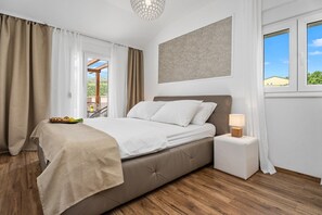 4 عدّة غرف نوم ومكواة/لوح كي وواي فاي وملاءات أسرّة