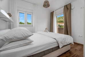 4 bedrooms, iron/ironing board, WiFi, bed sheets - Villa Jelena private pool no-Chlorine system,Sauna (Naklice)
