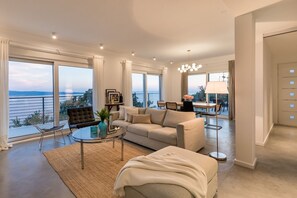 Fernseher, Kamin, Videospiele, DVD-Player