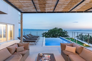 Een infinitypool en een verwarmd zwembad