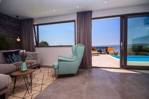 TV, video-game console, DVD player - Villa Soriano with heated pool & sea view, 130m from sea, 8 persons max (Mimice)