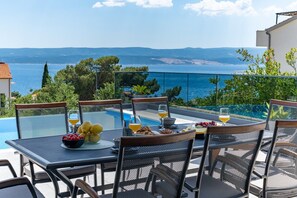Outdoor dining - Villa Soriano with heated pool & sea view, 130m from sea, 8 persons max (Mimice)