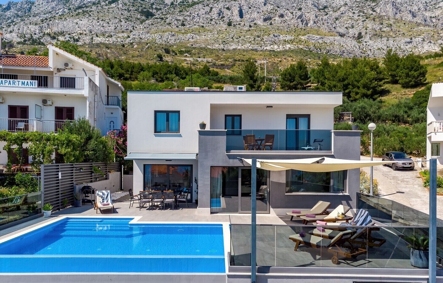 Lämmitetty uima-allas