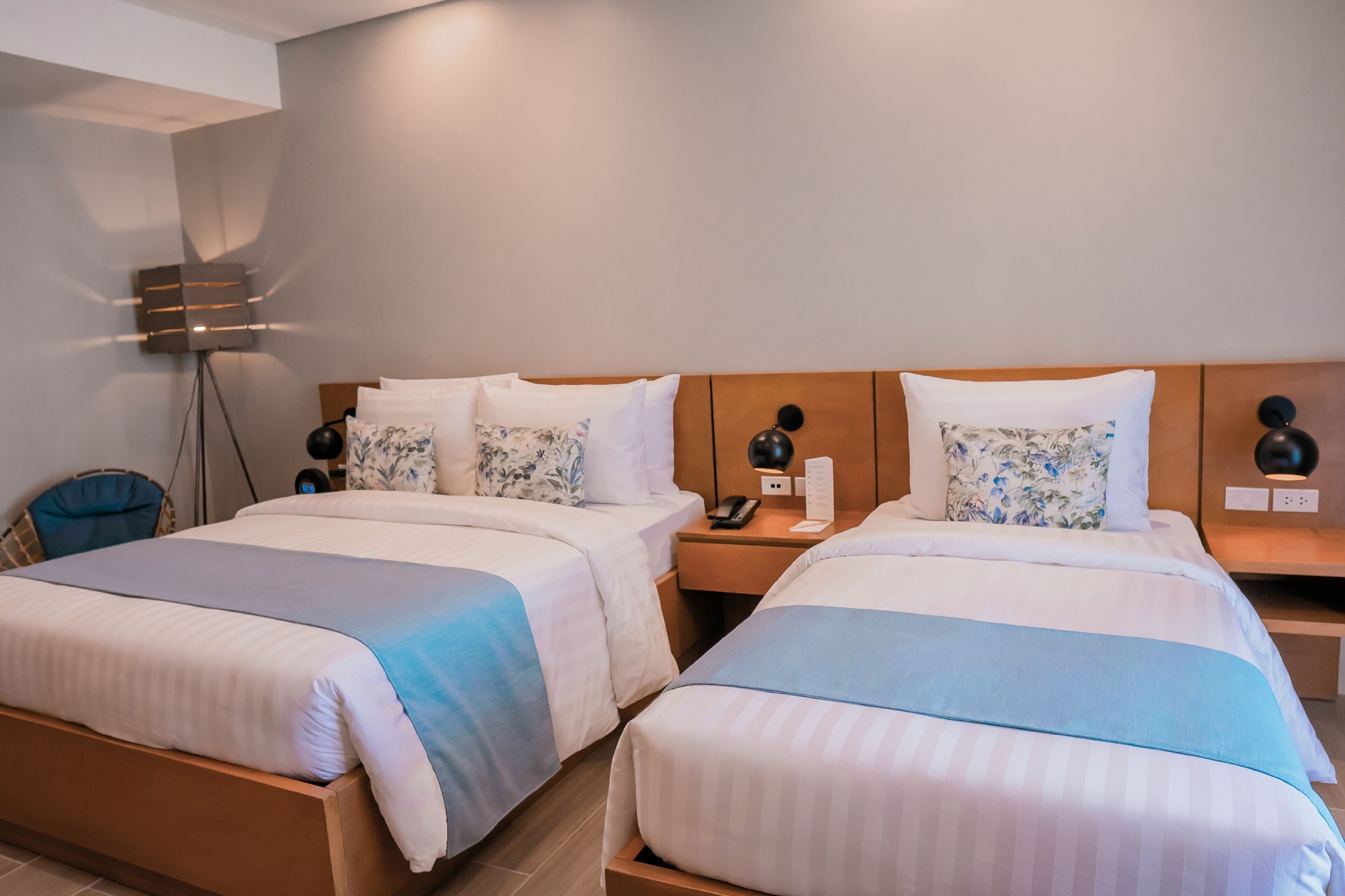 family room | minibar, in-room safe, desk, free wifi