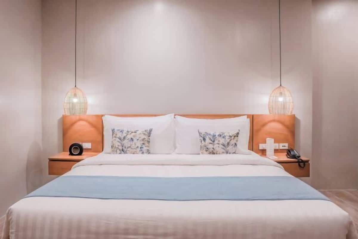 Ropa de cama de alta calidad, camas con pillow-top y minibar 