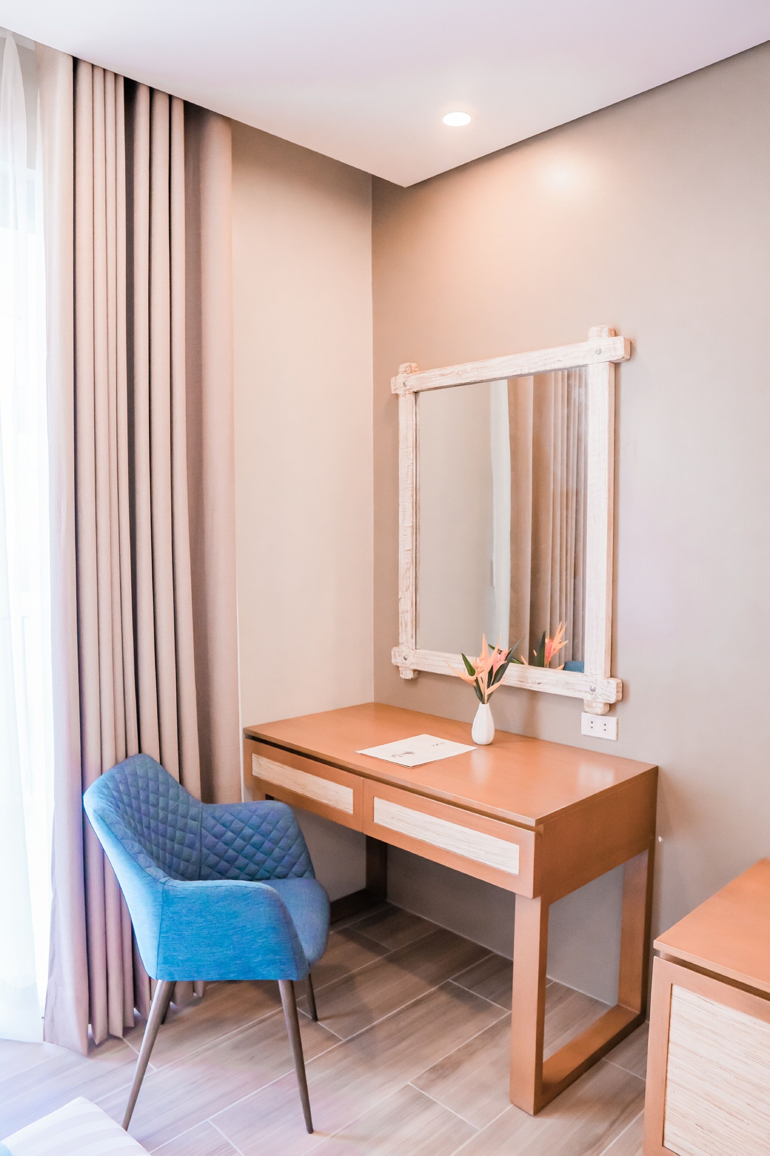 family room | minibar, in-room safe, desk, free wifi