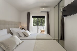 4 bedrooms, iron/ironing board, WiFi, bed sheets - Villa Ventura with a private heated pool, superfast broadband, gym (Srinjine)