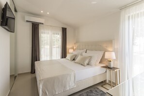 4 bedrooms, iron/ironing board, WiFi, bed sheets - Villa Ventura with a private heated pool, superfast broadband, gym (Srinjine)
