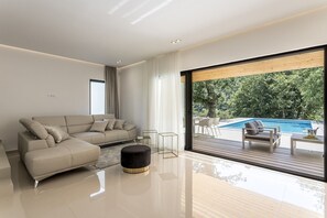 TV, video games, Netflix, DVD player - Villa Ventura with a private heated pool, superfast broadband, gym (Srinjine)