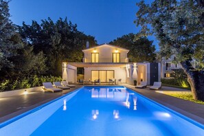 A heated pool - Villa Ventura with a private heated pool, superfast broadband, gym (Srinjine)
