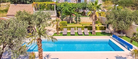 Een verwarmd zwembad