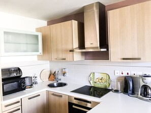 Huoneisto, 1 makuuhuone, merinäköala | Yksityinen keittiö | Jääkaappi, mikroaaltouuni, uuni, liesi