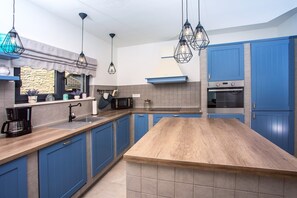 Fridge, microwave, oven, stovetop - Villa Nano - Private heated 32 sqm infinity pool, a jacuzzi, amazing sea views (Jesenice)