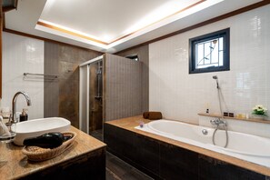 Luxury-Villa | Komfortbadewanne