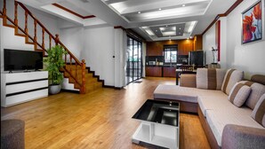 Luxury-Villa | Wohnbereich | 42-Zoll-Plasmafernseher mit Satellitenempfang, Fernseher