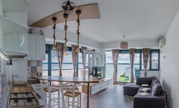 Apartment, 2 Schlafzimmer, Seeblick | Wohnbereich | 80-cm-Flachbildfernseher mit Kabelempfang, Fernseher