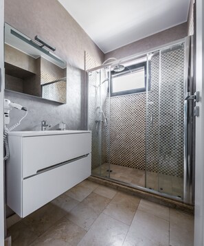 Douche, articles de toilette gratuits, sèche-cheveux