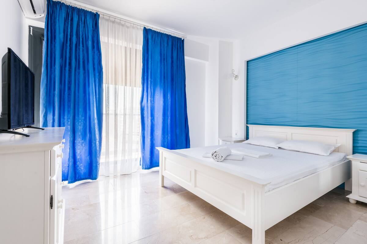Free WiFi, individually decorated, bed sheets