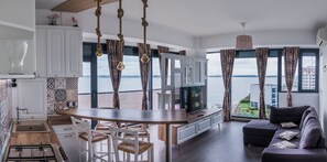 Appartamento, 2 camere da letto, vista lago | Pasti in camera