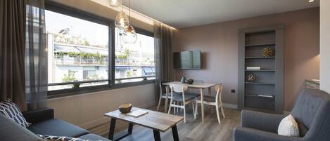 Apartamento, 1 quarto (Street View) | Área de estar | TV de tela plana