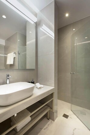 Apartment, 1 Bedroom (Street View) | Bathroom