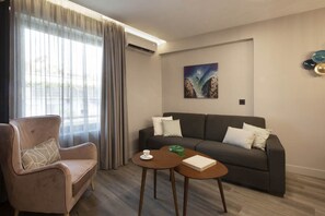 Appartement, 2 slaapkamers | Woonruimte | Een flatscreentelevisie