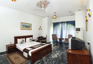 Deluxe Double Room | Minibar, individually decorated, individually furnished, free WiFi