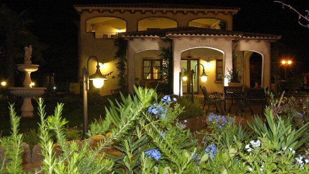 A two-story hotel with a courtyard. - Hotel Terra di Gallura (Budoni)
