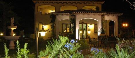 Façade de l’hébergement - soirée/nuit