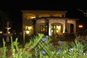 Depan hartanah - siang/malam