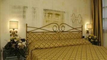 Meja kerja, kedap suara, Wi-Fi gratis, dan seprai linen