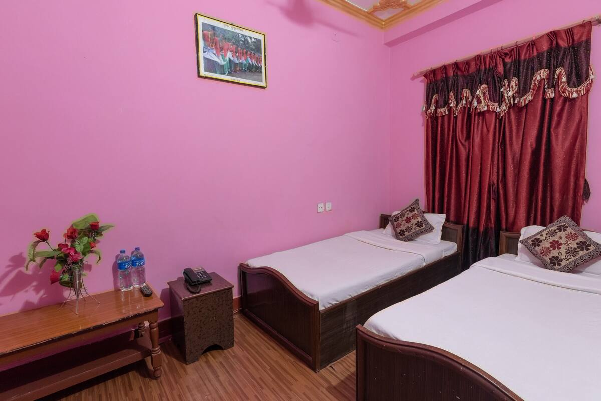 Quarto básico | Espaço de trabalho para notebook, Wi-Fi de cortesia