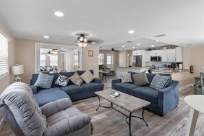 Fernseher, DVD-Player, Bücher, Musikbibliothek