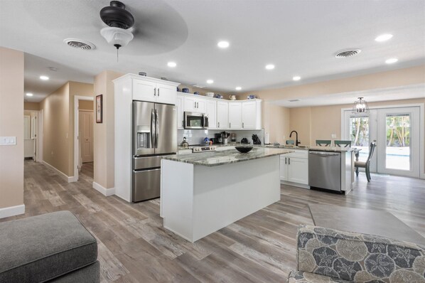 Kühlschrank, Mikrowelle, Ofen, Herdplatte