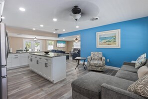 Fernseher, DVD-Player, Bücher, Musikbibliothek