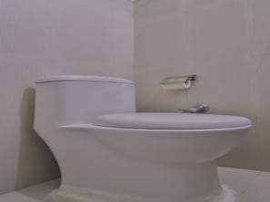 Shower, rainfall showerhead, free toiletries, towels