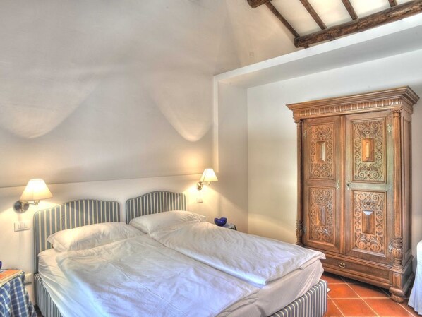 1 bedroom, travel cot, free WiFi, bed sheets - Le Fraghe Corvina Apartment  (Cavaion Veronese)