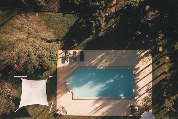 Udendørs pool, parasoller, liggestole