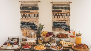 Een ontbijtbuffet met diverse gerechten en drankjes.