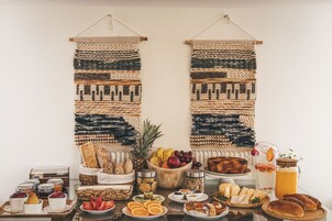 Desayuno continental diario (EUR 13 por persona)