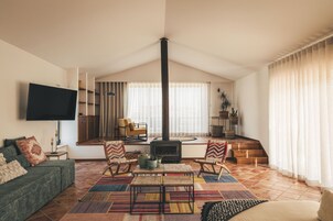 Villa Master | Living area | Fireplace, table tennis, toys, books